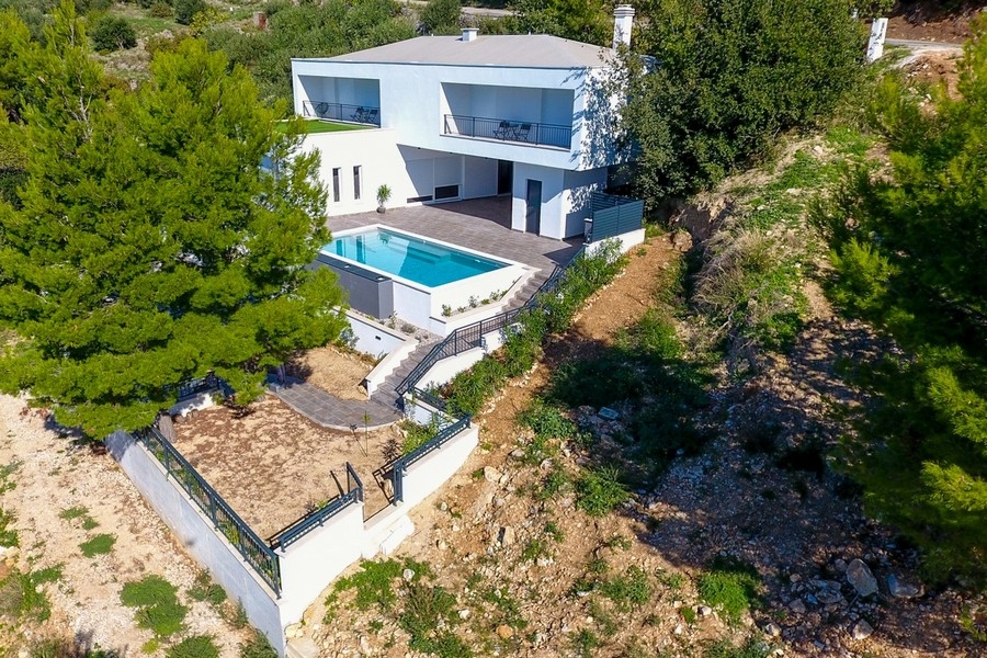 Villa på en sluttning med pool och havsutsikt