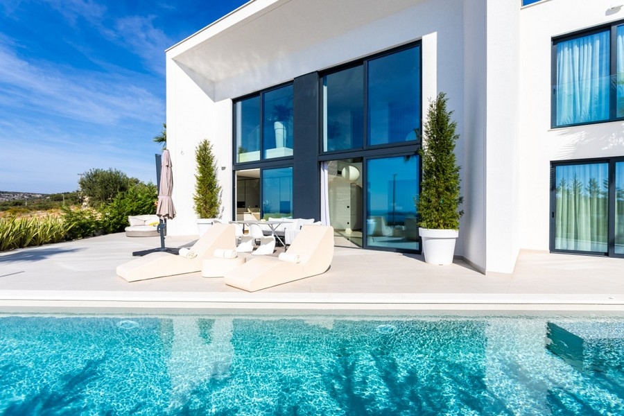 Modern lyxvilla med pool och stor terrass