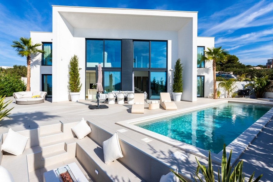 Exklusiv villa med pool och havsutsikt