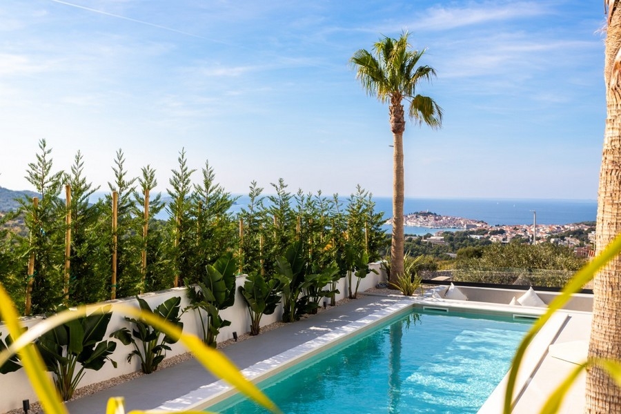 Poolterrass med panoramautsikt över kusten