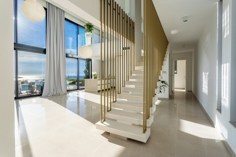 Elegant entré med moderna trappor