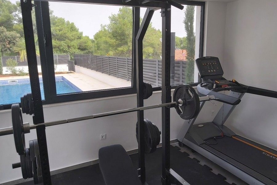 Gym med utsikt över poolen