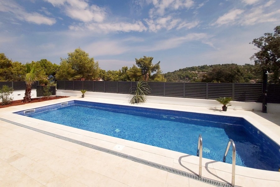 Villa med poolterrass och havsutsikt