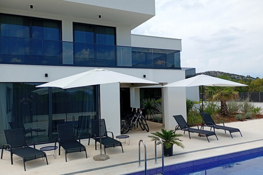 Solterrass med pool i Dalmatien