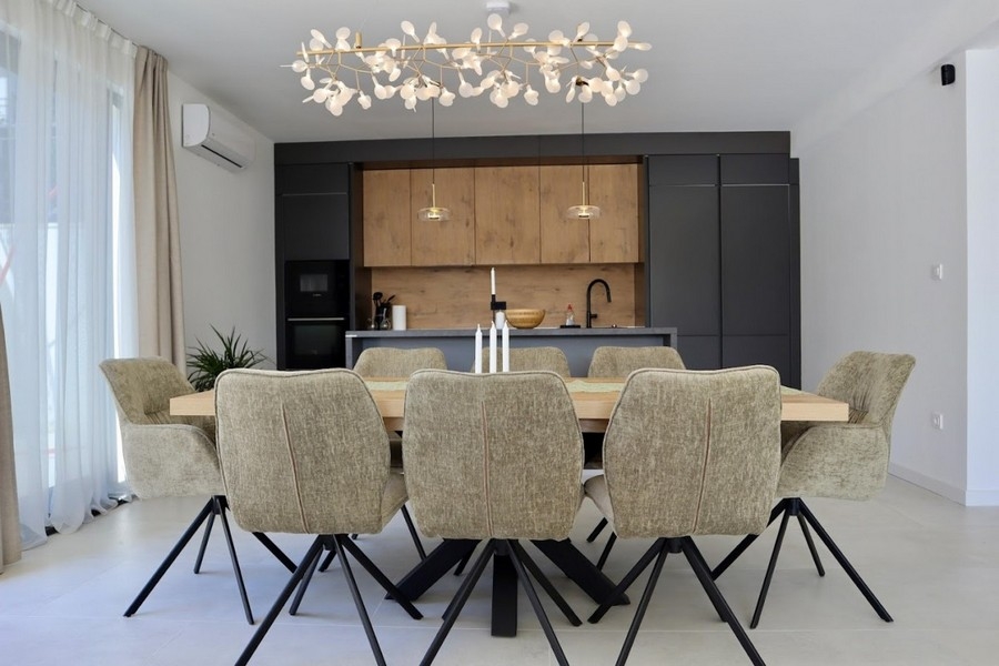 Matplats med designkök och mycket dagsljus
