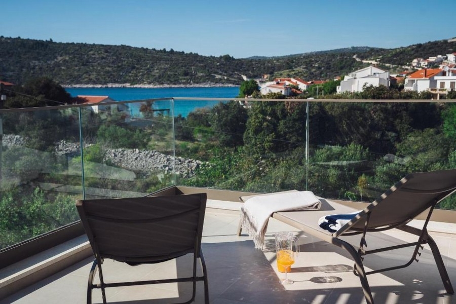 Havsutsikt från terrassen till en villa i Dalmatien