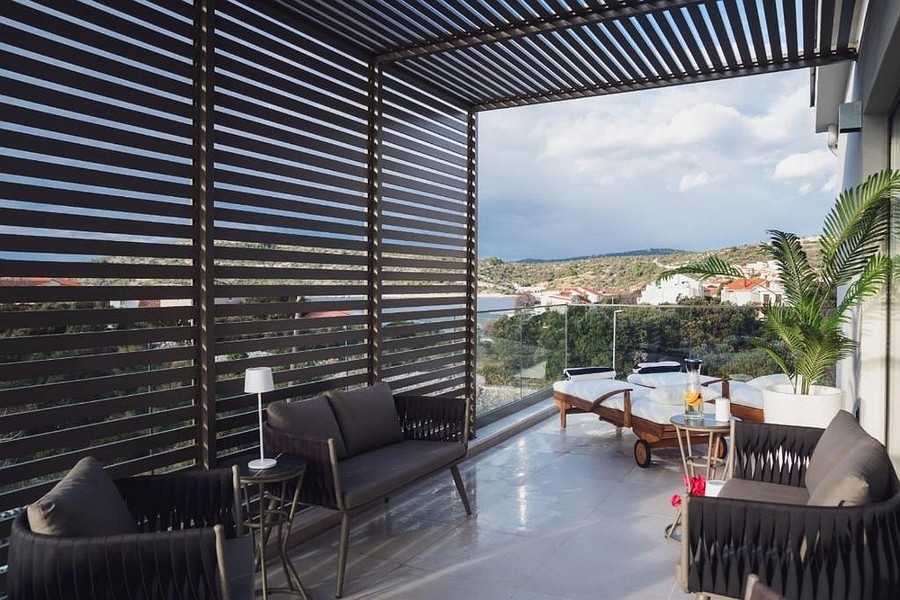 Loungeområde på modern terrass i Kroatien