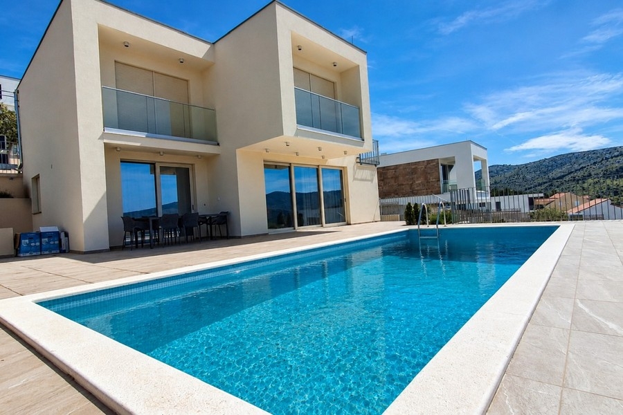 Lyxig villa med pool och havsutsikt nära Sibenik i Kroatien