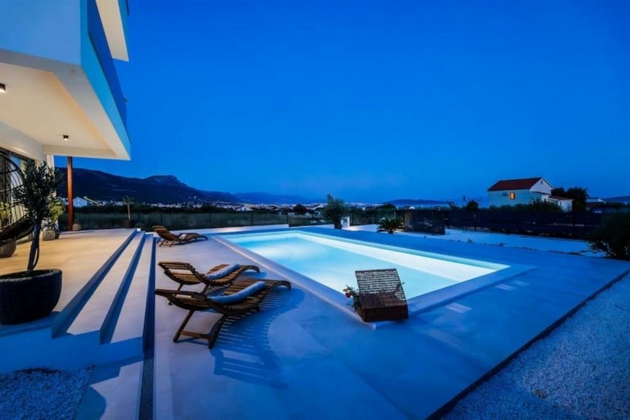 Poolterrass i en villa i Kroatien på kvällen