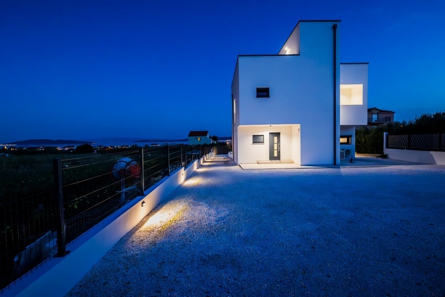 Entré och exteriör vy av modern ny villa