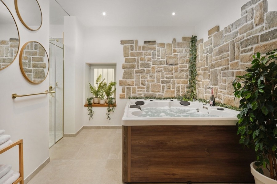 Wellnessavdelning med bubbelpool