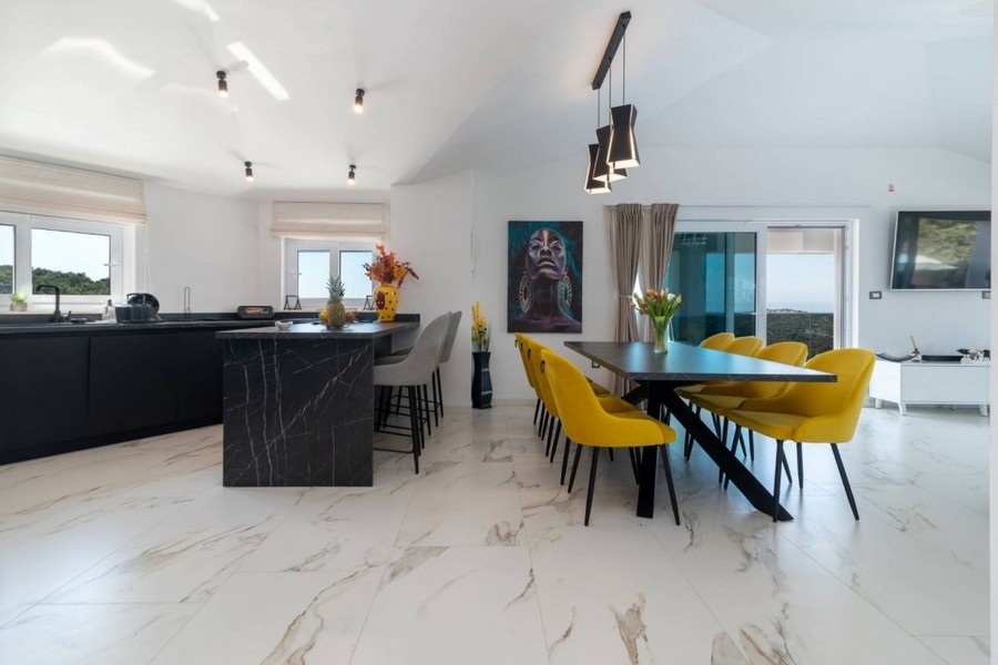 Matplats och kök i modern villa