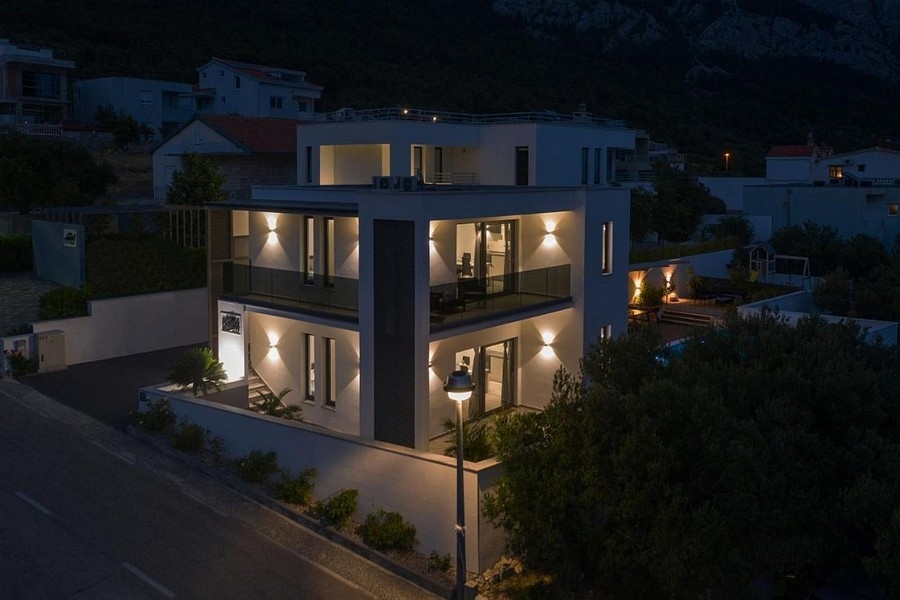 Modern villa med nattbelysning