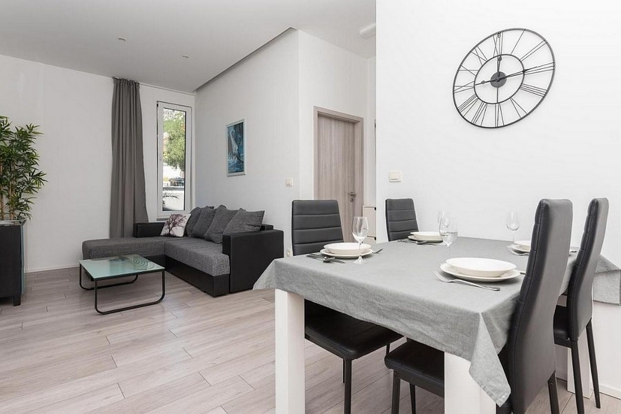 Vardagsrum och matplats med modern inredning