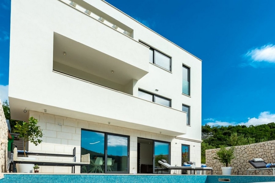Modern villa med pool och terrass