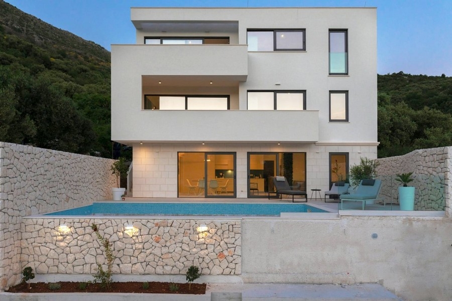 Lyxvilla med upplyst pool nära Dubrovnik
