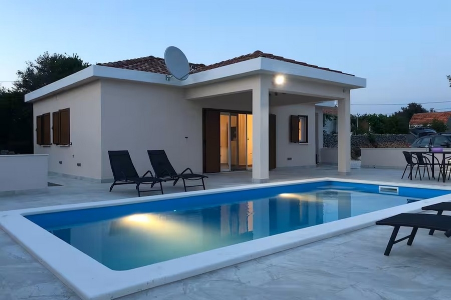 Bungalow med pool och terrass på kvällen i Kroatien