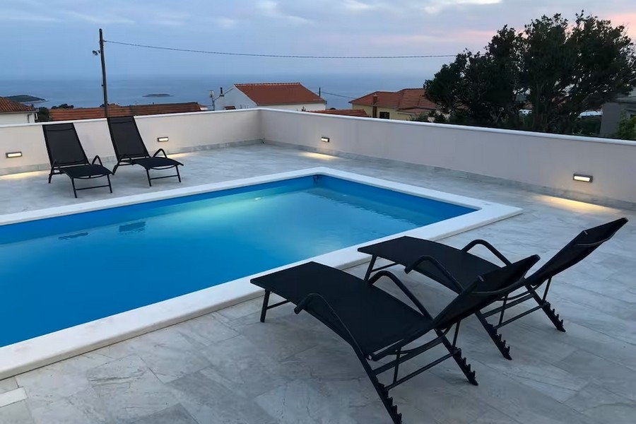 Pool och terrass med havsutsikt över Adriatiska havet