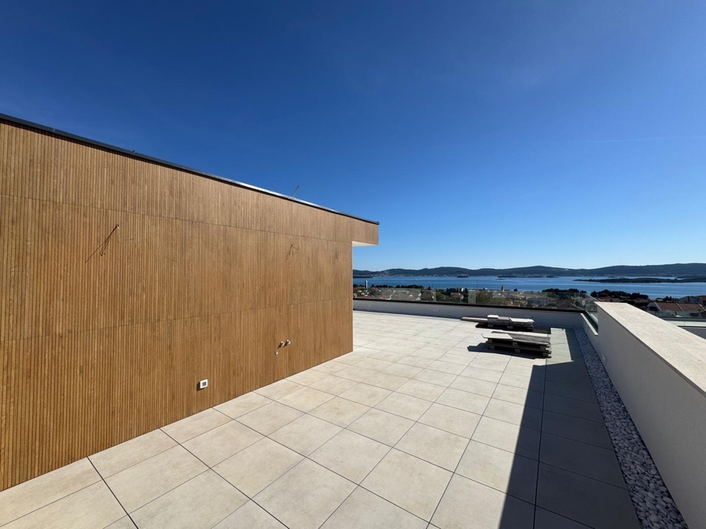 Takterrass med havsutsikt i Kroatien