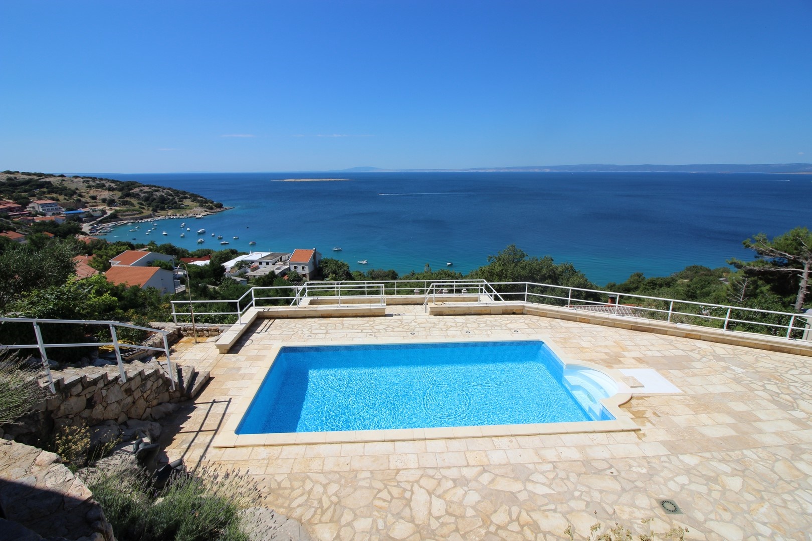 Villa i ett utmärkt läge med havsutsikt till salu på ön Krk, Kroatien.