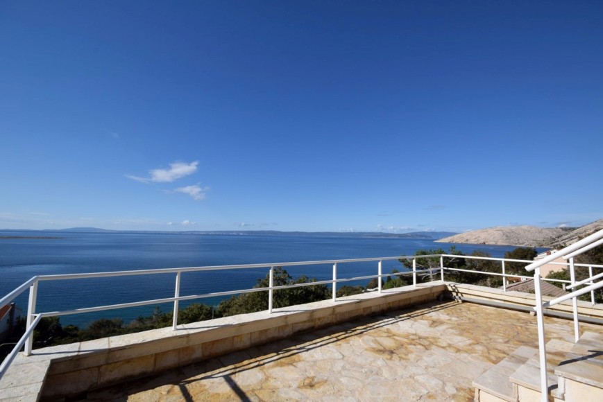 Underbar vacker utsikt över havet - ön Krk, Kroatien.