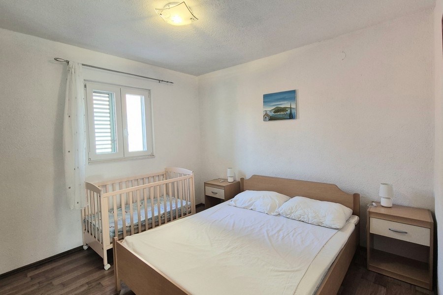 Sovrum med dubbelsäng och babysäng