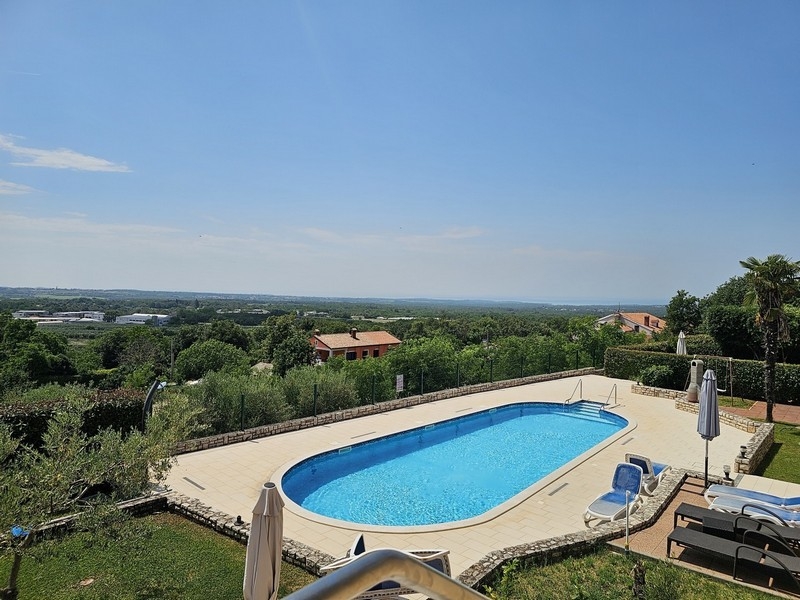Pool med panoramautsikt över Istriens landsbygd