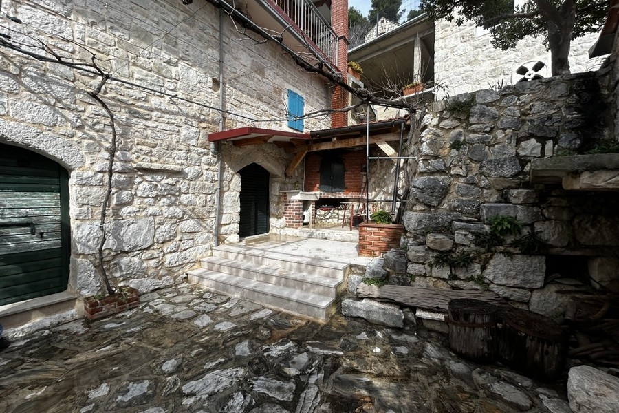 Innergård med öppen spis utomhus