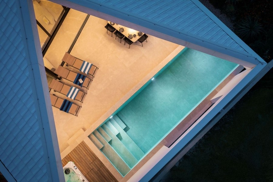 Fågelperspektiv av pool och solstolar