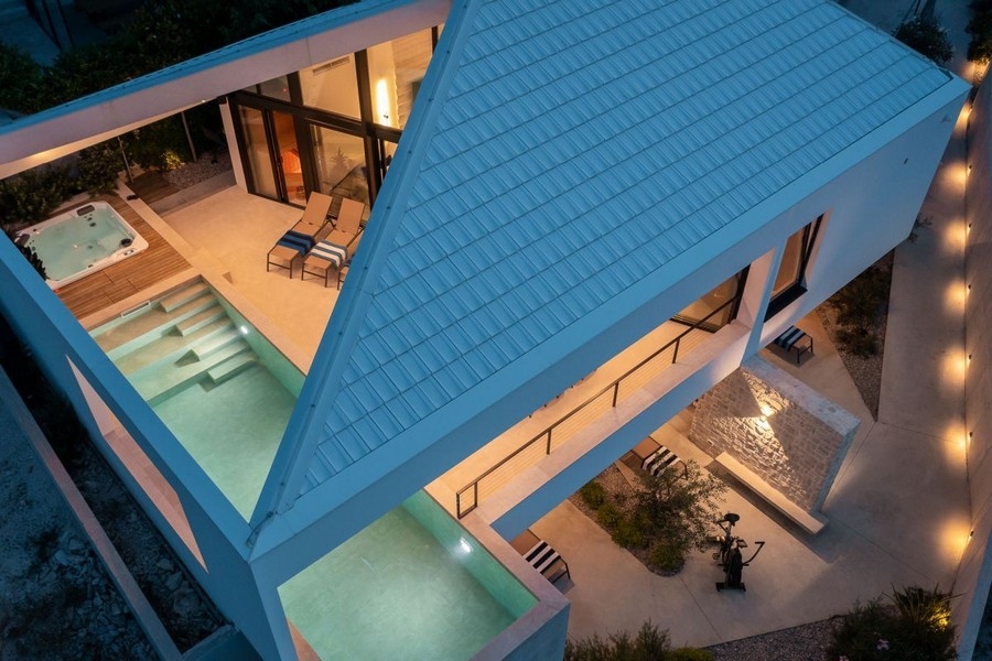 Flygfoto över villa med pool och jacuzzi
