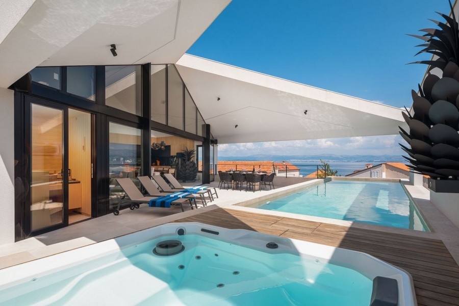 Terrass med pool och havsutsikt i Kroatien