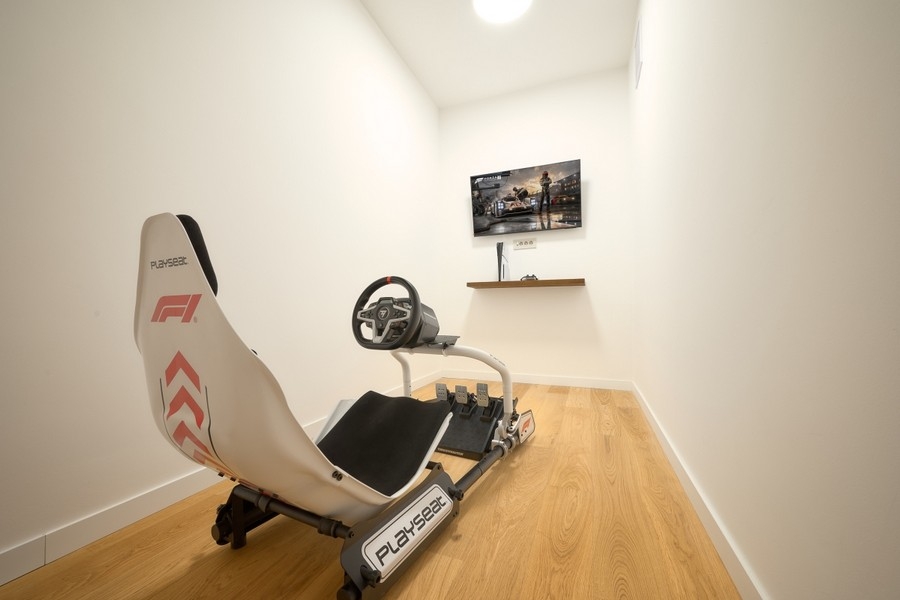 Lekrum med racingsimulator
