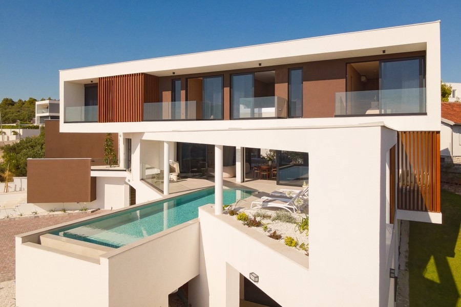 Modern villa med pool och havsutsikt i Kroatien