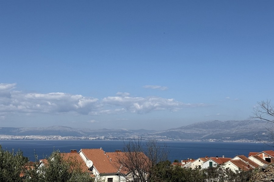 Öppen havsutsikt över havet och staden Split