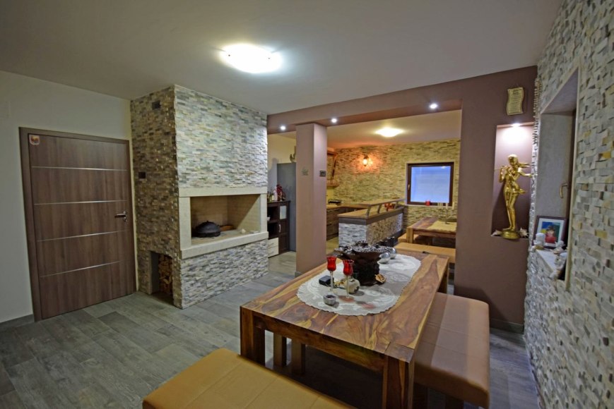 Panoramautsikt över havet från takterrassen med stor pool.