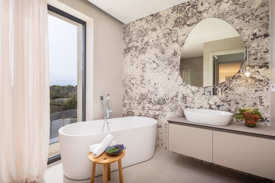 Master bedroom med badkar