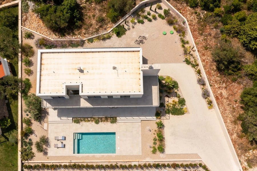 Villa med pool och medelhavsträdgård