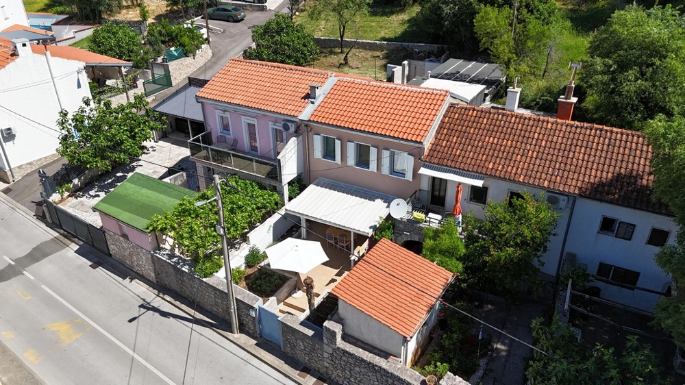 Bostadsområde med hus nära havet i Kroatien