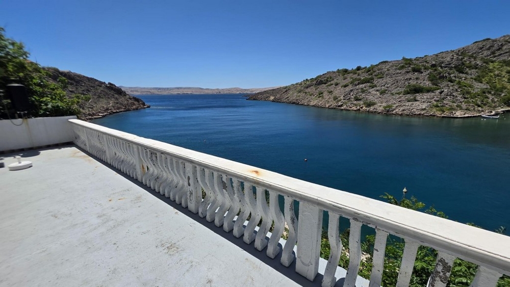 Terrass med balustrad och havsutsikt över bukten