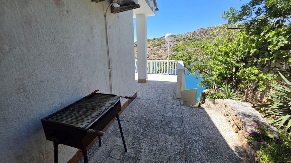 Uteterrass med grill och havsutsikt i Kroatien