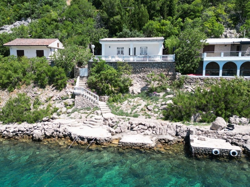 Hus i första raden vid havet i Kroatien