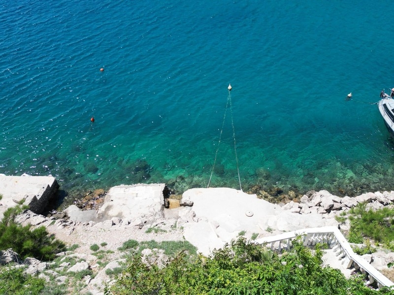 Badplats vid havet med klart vatten