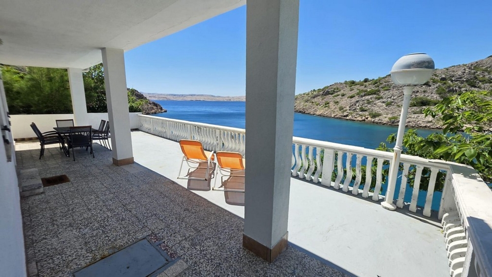 Stor terrass med sittplatser vid havet