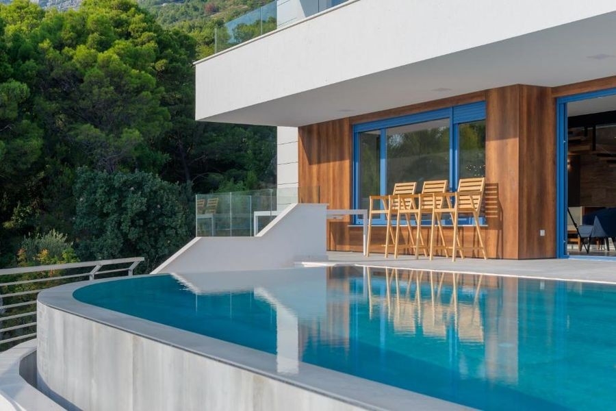 Uteområde av villan med pool och terrass