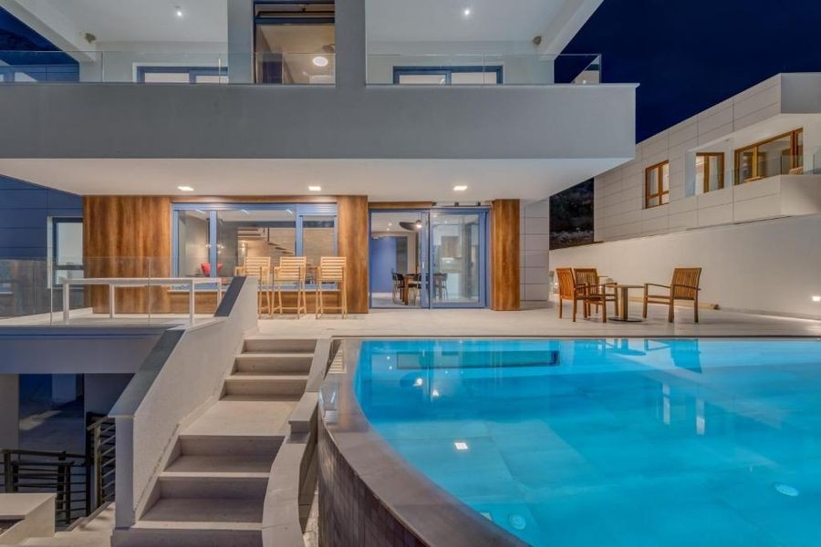 Villa med pool i skymningen