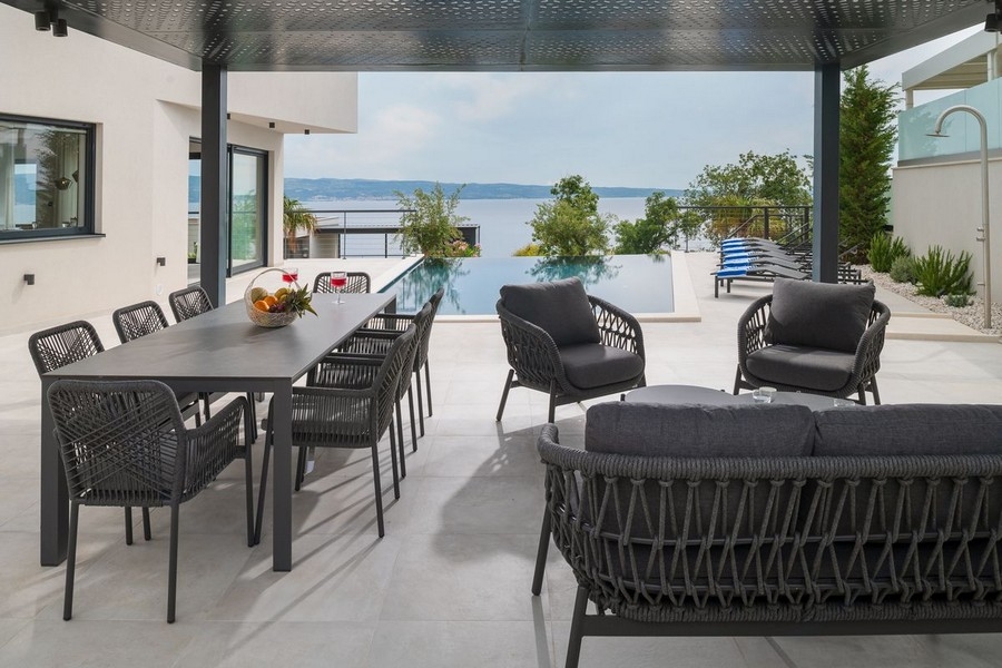 Loungeterrass med sommarkök