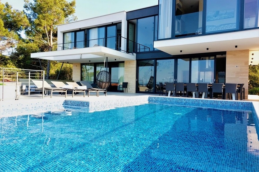 Exteriör vy av lyxvilla med uppvärmd pool i Kroatien