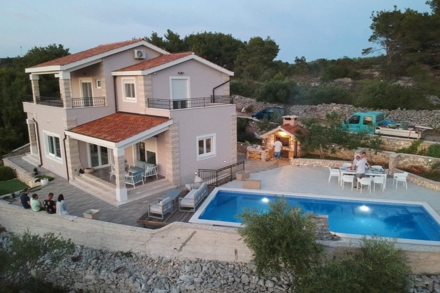 Villa med pool och terrass på Solta