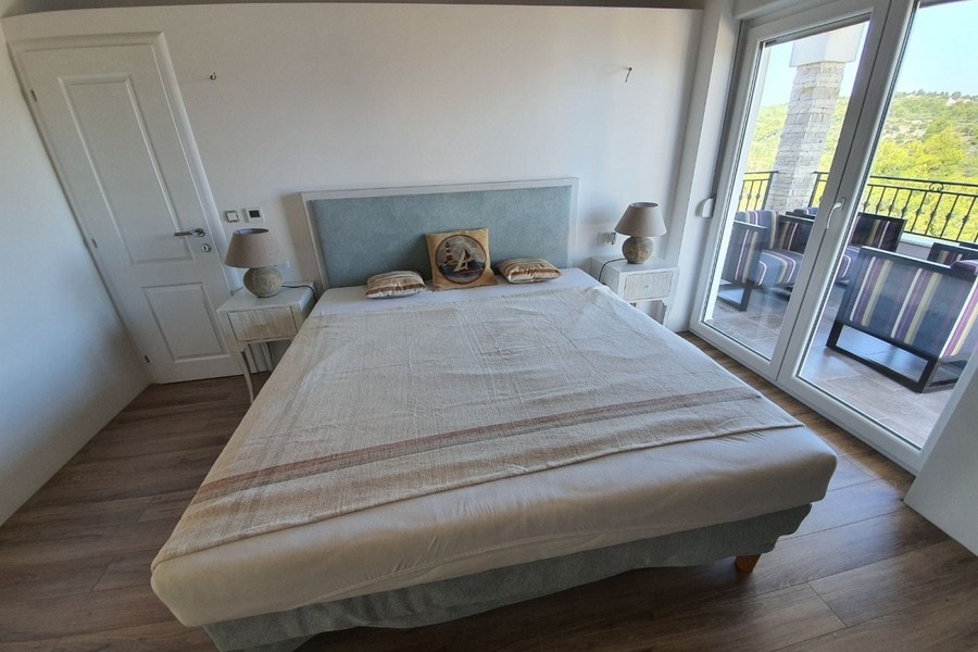 Sovrum med tillgång till terrass
