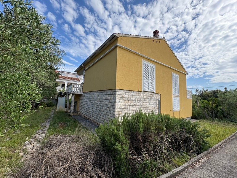 Hus med trädgård och havsutsikt i Muline